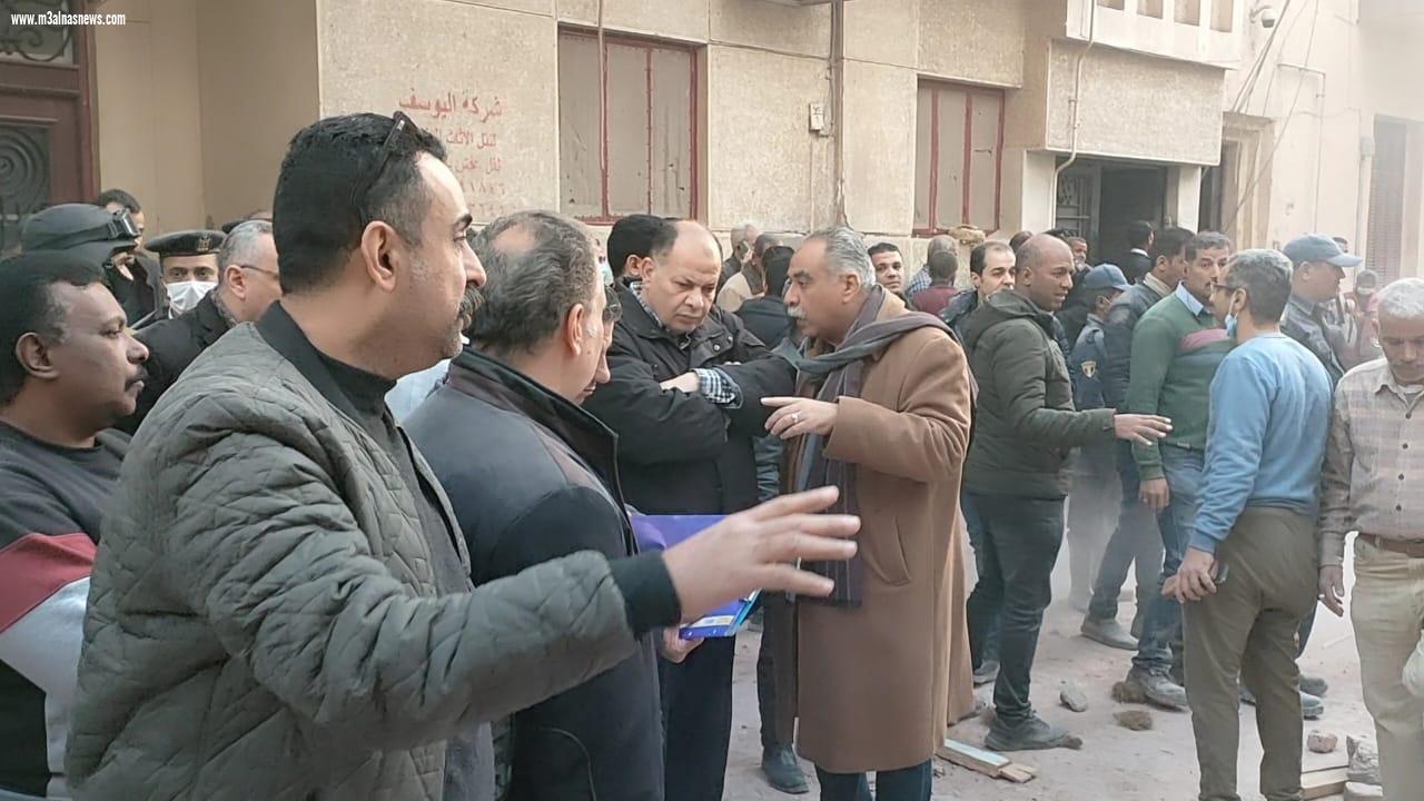  إنقاذ سيدة مسنة وفتاة وانتشال 3 جثث من أسفل عقار أسيوط