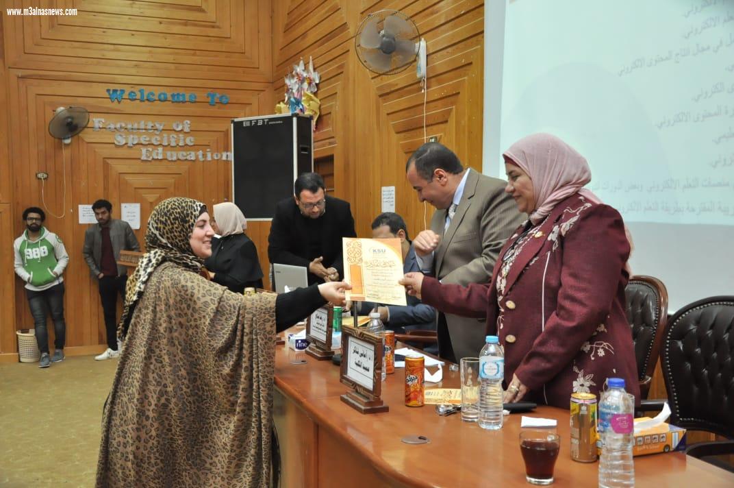 الشمول المالي والاستخدام الآمن للإنترنت والتعلم الإلكترونى.. ورشتى عمل  بـ