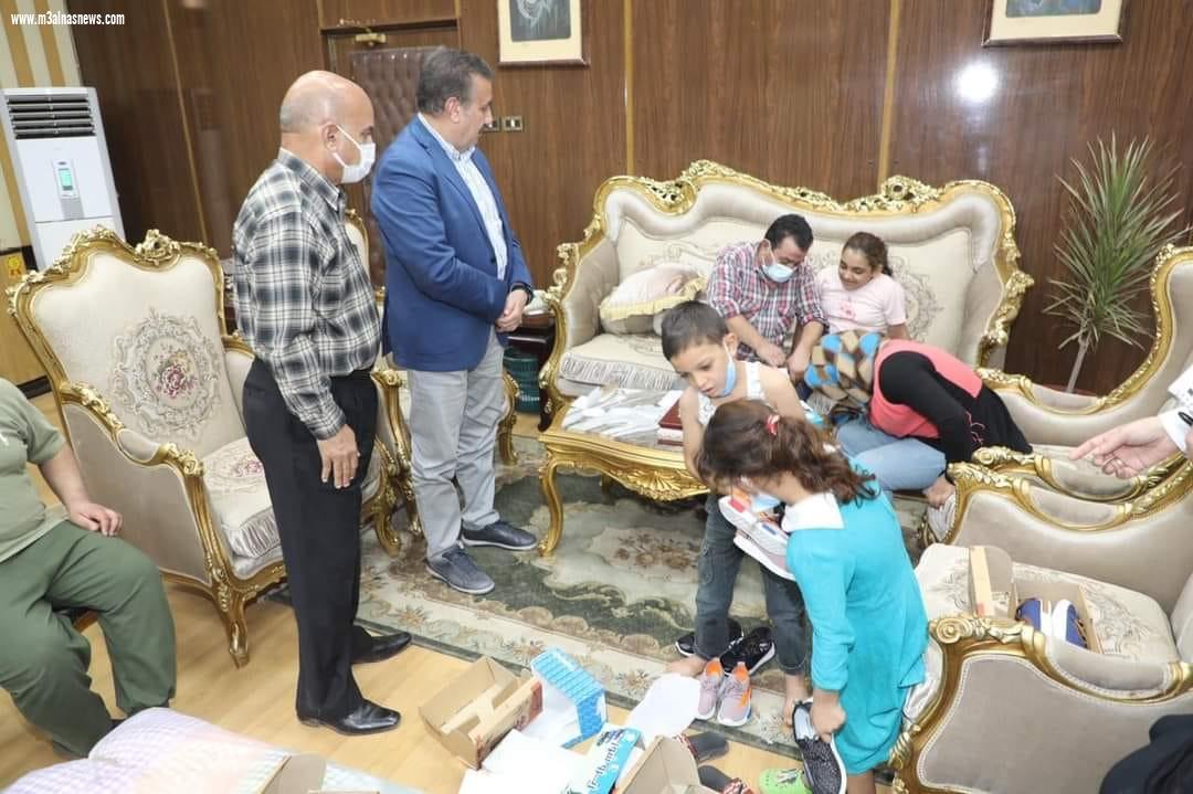 محافظ المنوفية لأسرة سورية : أنتم في بلدكم الثاني مصر
