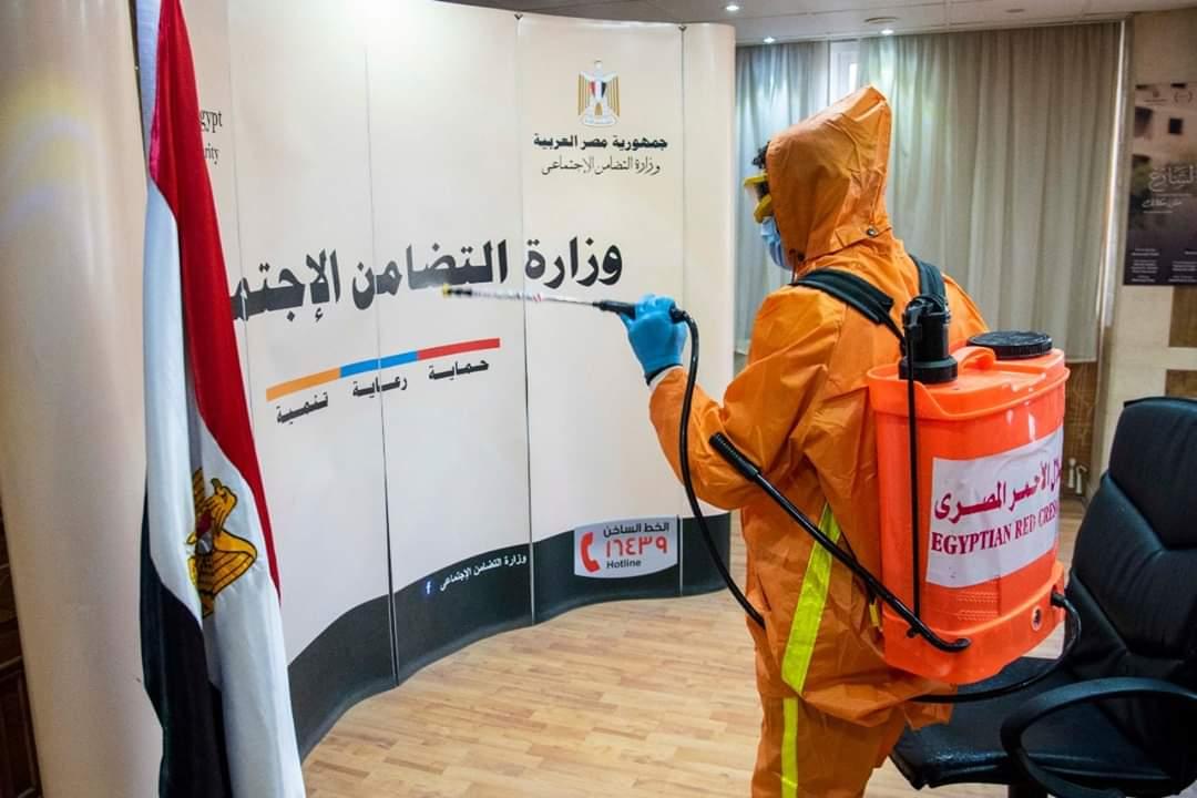 الهلال الأحمر المصري يقوم بتطهير وتعقيم ديوان عام وزارة التضامن الاجتماعي