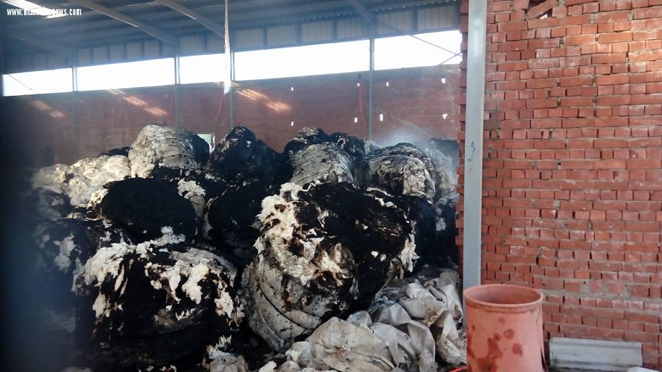 بالصور| حريق يلتهب مصنع غزل ونسيج بالمنطقة الصناعية ببلطيم وإصابة عامل