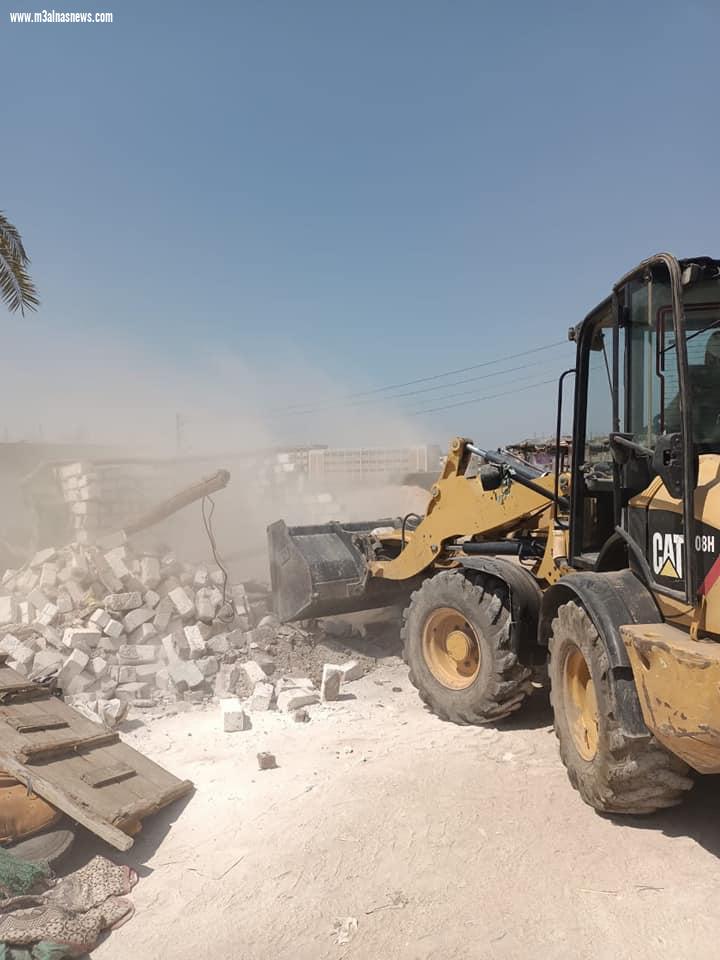 ضمن الموجة الـ 18 لإزالة التعديات محافظ أسيوط: إزالة 24 حالات تعدي واستراد 2031 متر مربع من أراضي أملاك دولة بأبوتيج خلال يوم واحد