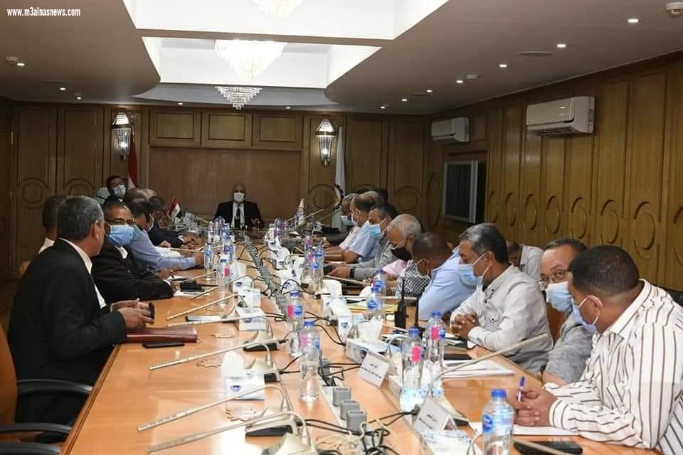 محافظ قنا ترأس اجتماع الاستعداد لموسم عصر القصب