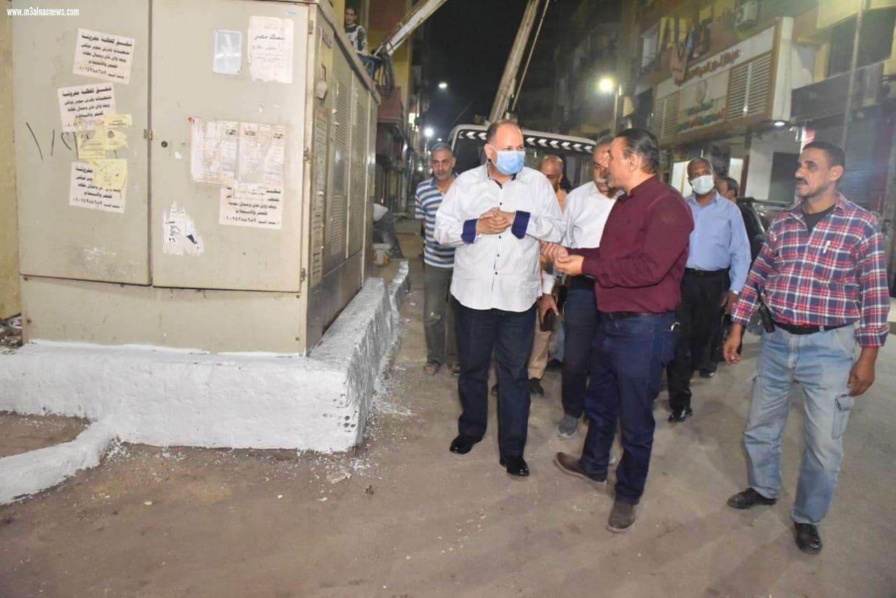 محافظ أسيوط يتفقد أعمال التجميل بسور مستشفى الإيمان والحميات بمشاركة طلاب التعليم الفني
