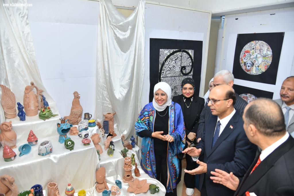 رئيس جامعة أسيوط يفتتح المعرض الفني بكلية التربية النوعية