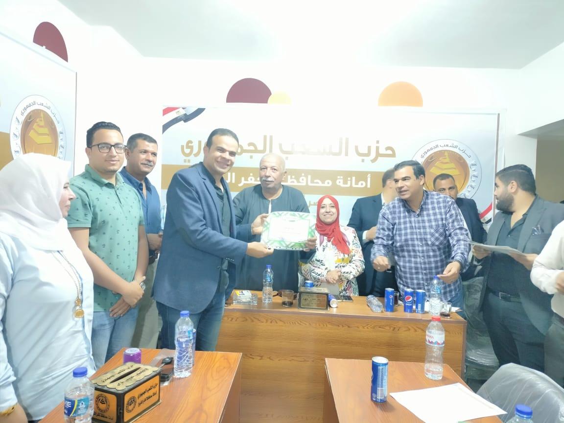 احتفالاً بعيد العمال ... الشعب الجمهورى يكرم المتميزين بالقطاعات المختلفه