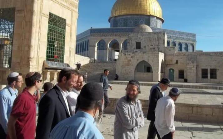 اقتحام باحات الاقصى من قبل متطرفون