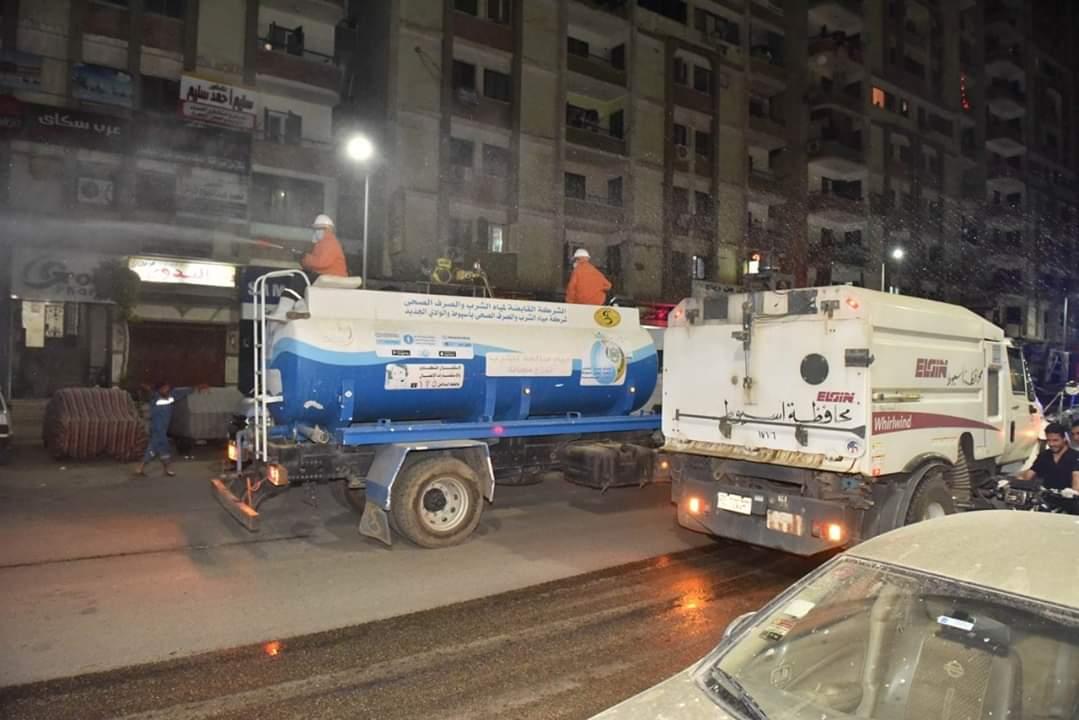 محافظ أسيوط يتابع أعمال التطهير والتعقيم الواقائي التي تتم بالمراكز والأحياء لمواجهه فيروس كورنا المستجد