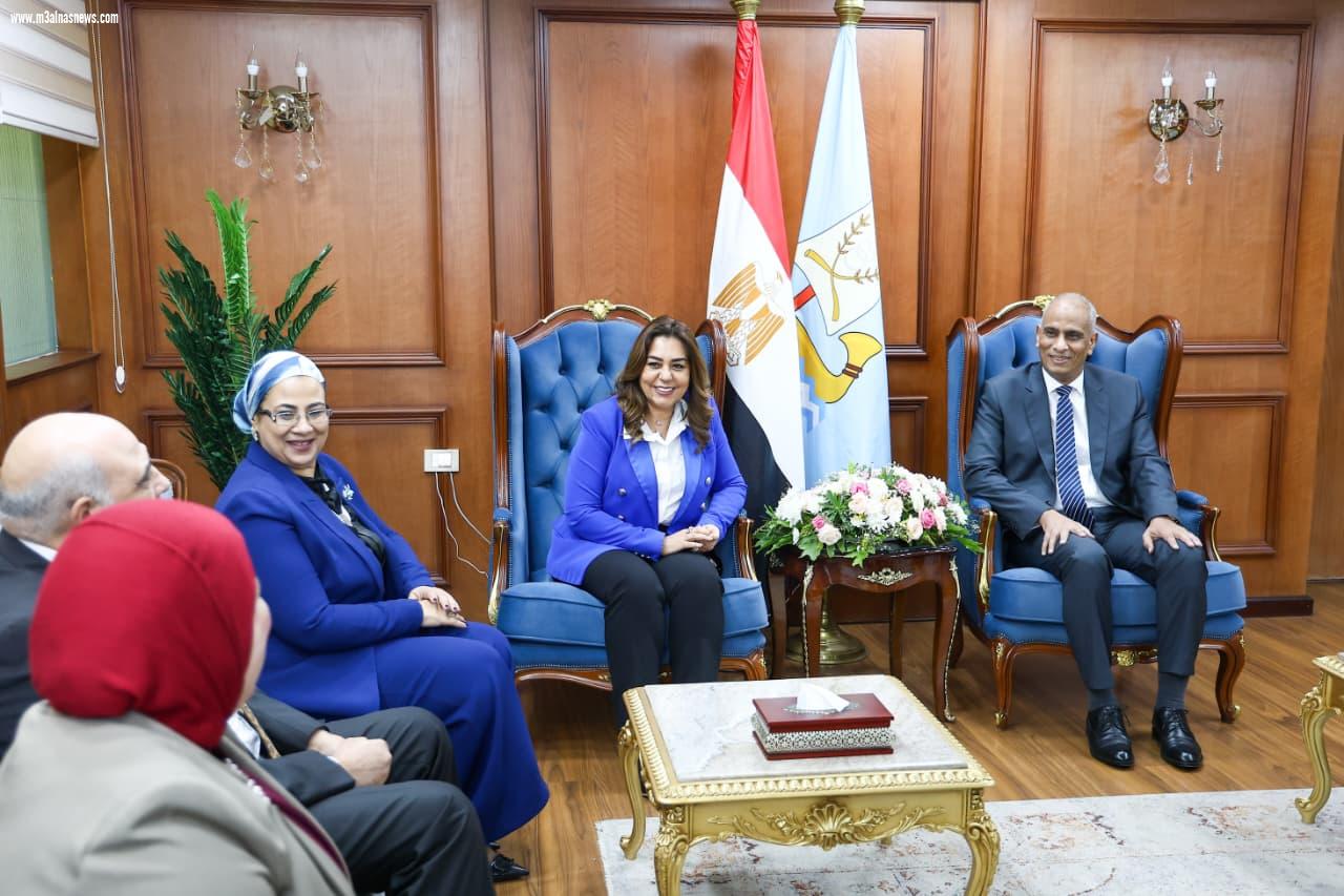 وزيرة التنمية المحلية تطمئن على رئيسة قرية أبوسكين بمستشفى كفر الشيخ العام أثر إصابتها أثناء تنفيذ إزالة تعدي على الأرض الزراعية