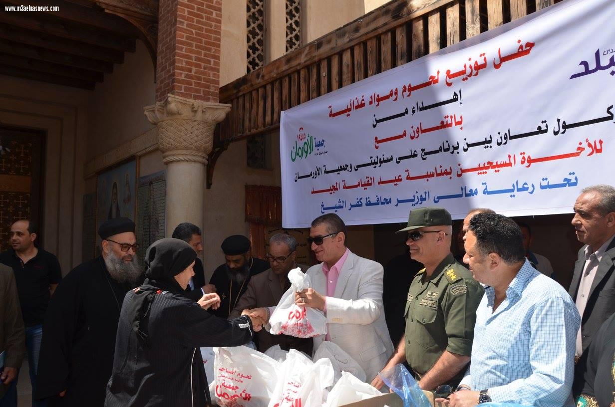 محافظ كفرالشيخ يوزع اللحوم والمنتجات الغذائية بكنيسة العذراء مريم بسخا