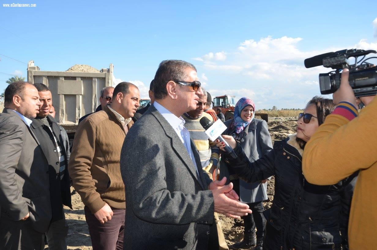محافظ كفرالشيخ يتابع أعمال إنشاء مصنع الرمال السوداء بالبرلس باستثمارات تتخطى مليار جنيه