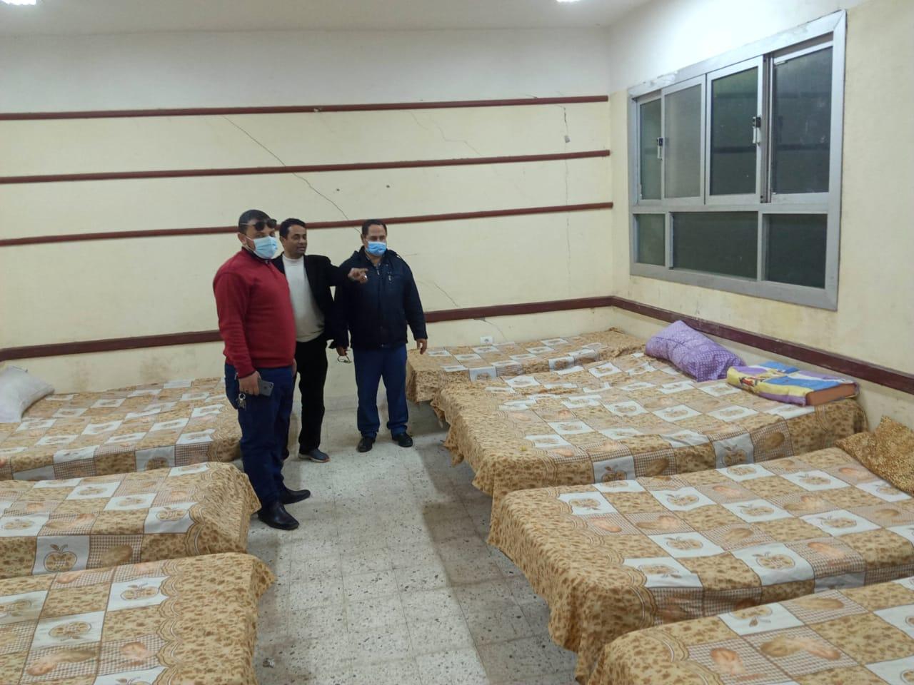 محافظ كفر الشيخ يقرر صرف إعانة عاجلة ل 6 أسر ونقلهم لإحدى المدارس 