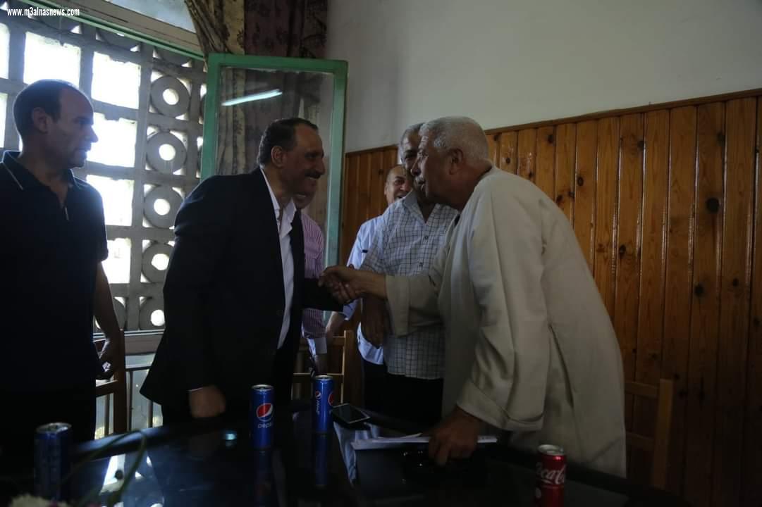 محافظ كفر الشيخ ونائبه يكرمان مدير مكتب المحافظ السابق ويهديانه درع وشهادة تقدير