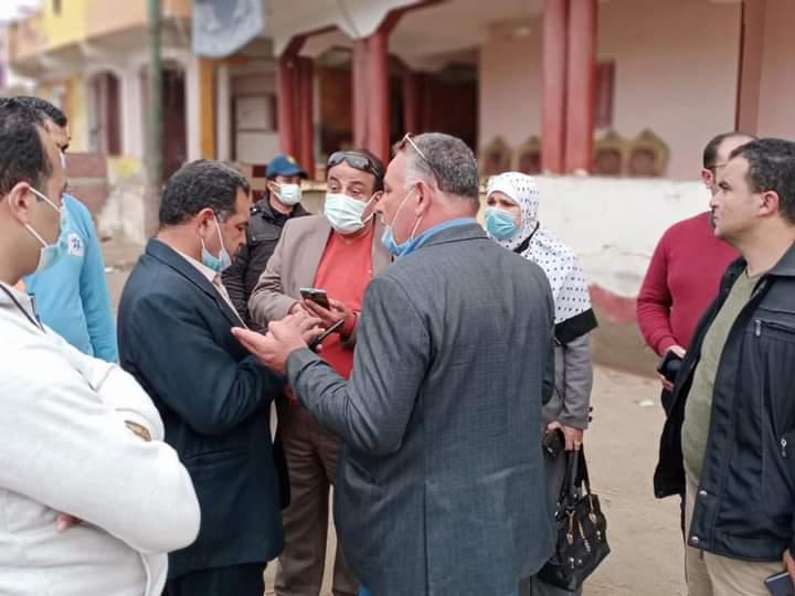 محافظ كفر الشيخ يقرر صرف إعانة عاجلة ل 6 أسر ونقلهم لإحدى المدارس 