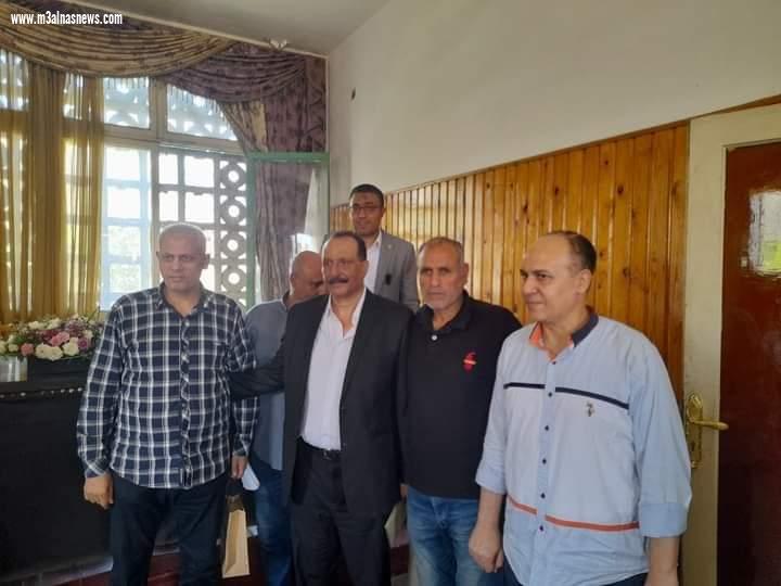 محافظ كفر الشيخ ونائبه يكرمان مدير مكتب المحافظ السابق ويهديانه درع وشهادة تقدير