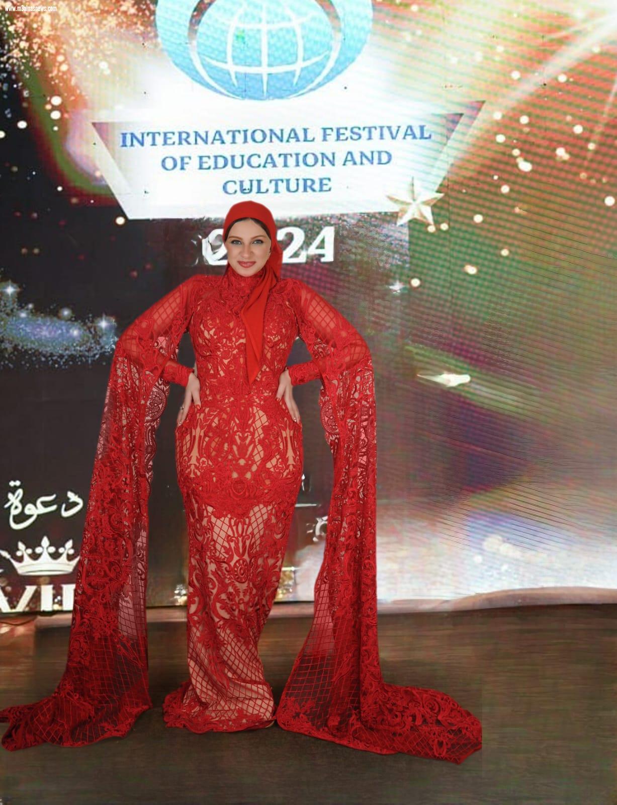 جيجي محمود تلمع في سماء الفن بفستان أحمر ساحر خلال تكريمها من المركز الثقافي الدولي
