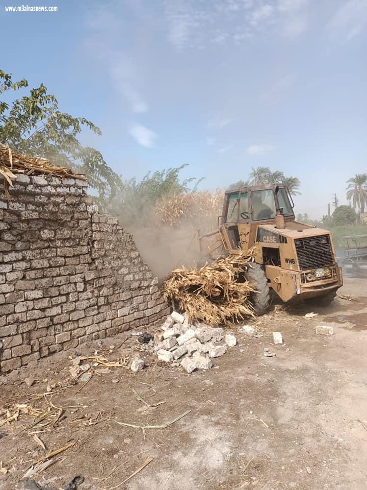 ضمن الموجة الـ 18 لإزالة التعديات محافظ أسيوط: إزالة 24 حالات تعدي واستراد 2031 متر مربع من أراضي أملاك دولة بأبوتيج خلال يوم واحد