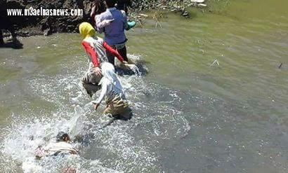 بالصور : تلاميذ يعانون  للوصول إلي مدرستهم في كفر الشيخ 