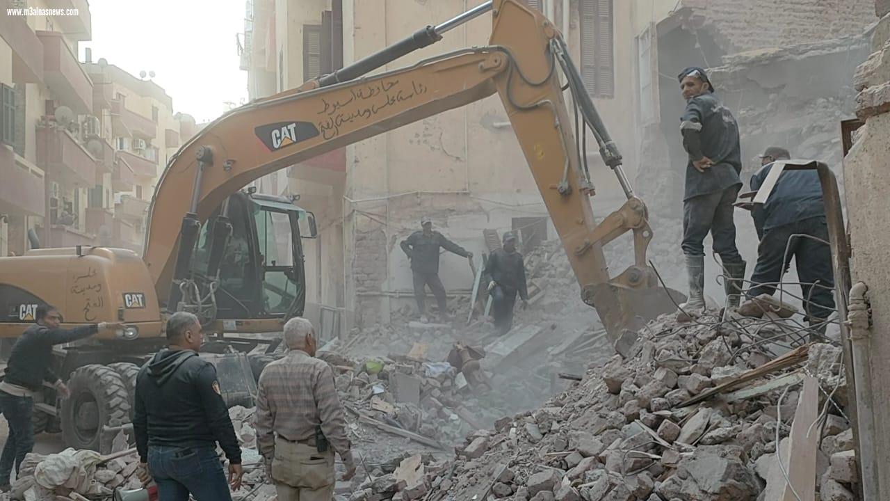  إنقاذ سيدة مسنة وفتاة وانتشال 3 جثث من أسفل عقار أسيوط