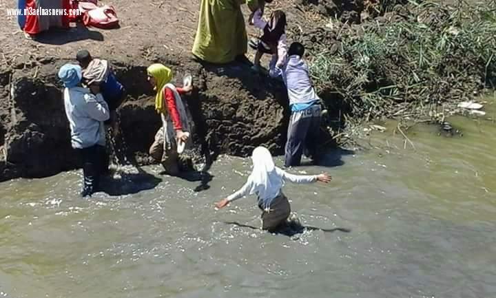 بالصور : تلاميذ يعانون  للوصول إلي مدرستهم في كفر الشيخ 