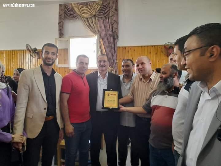 محافظ كفر الشيخ ونائبه يكرمان مدير مكتب المحافظ السابق ويهديانه درع وشهادة تقدير
