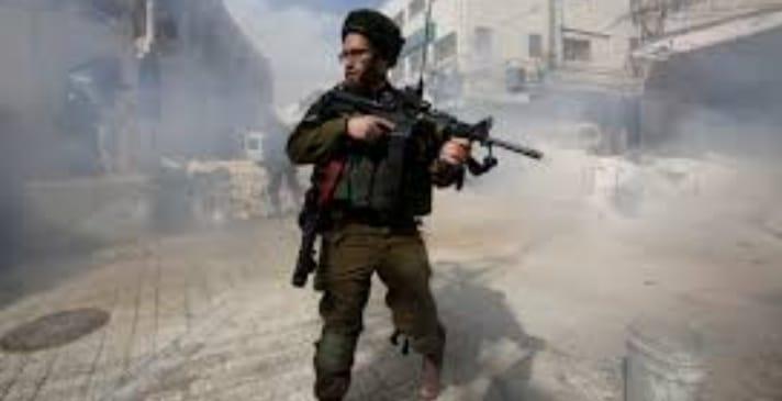 قوات الاحتلال تلقى قنابل غازية على أحد المباني السكنيه