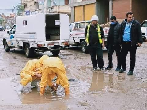 مجلس مدينة الحامول وشركة مياه الشرب والصرف الصحى يواجهون مياه الأمطار