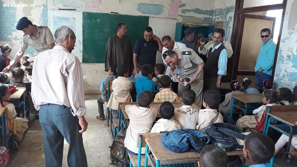 وفد من شرطة مطوبس يوزعون أدوات مدرسية ويدفعون المصروفات لغير القادرين من طلبة المدارس