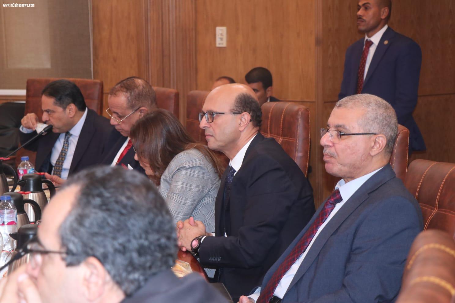 رئيس جامعة أسيوط يشارك في اجتماع المجلس الأعلى للجامعات بجامعة قناة السويس