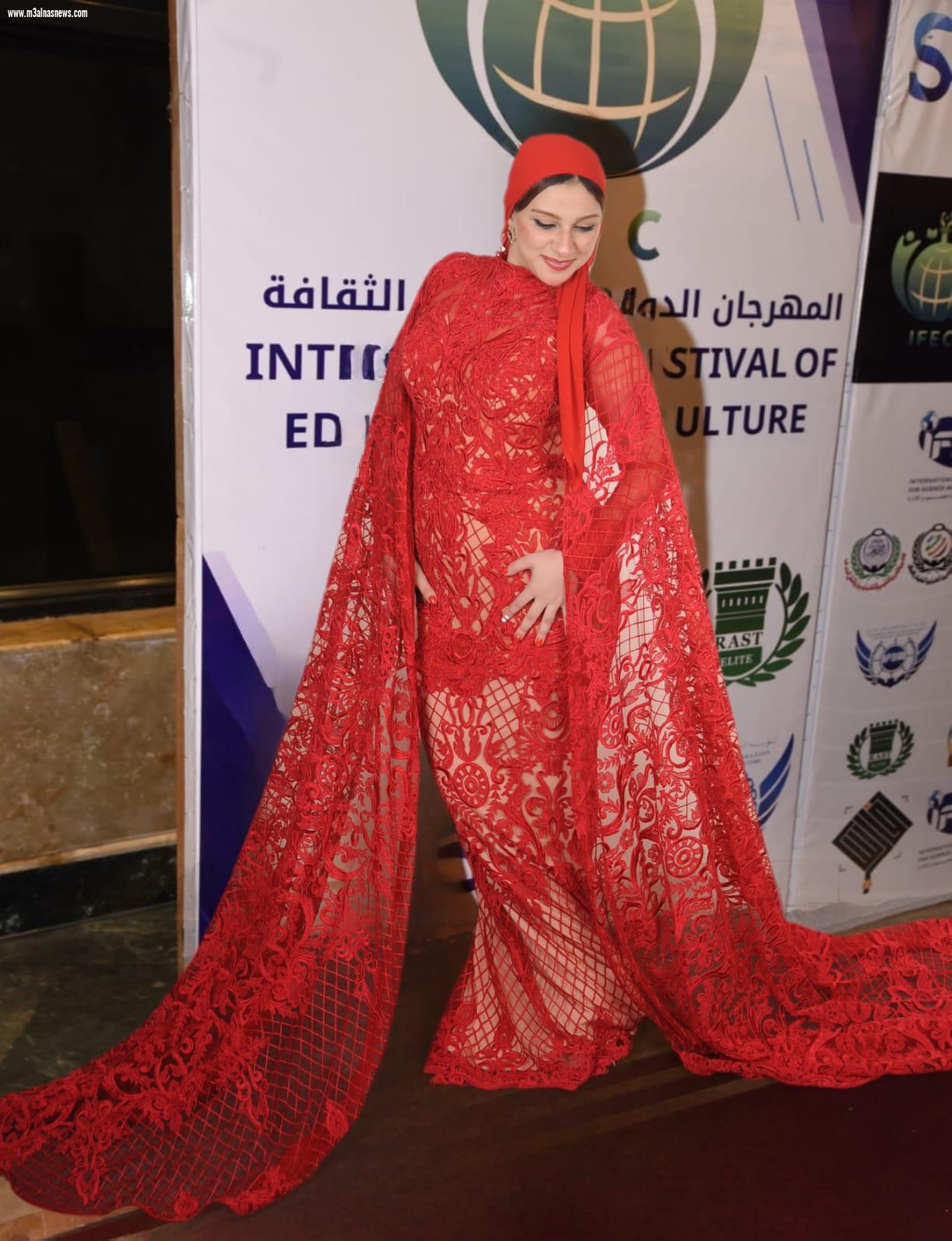 جيجي محمود تلمع في سماء الفن بفستان أحمر ساحر خلال تكريمها من المركز الثقافي الدولي
