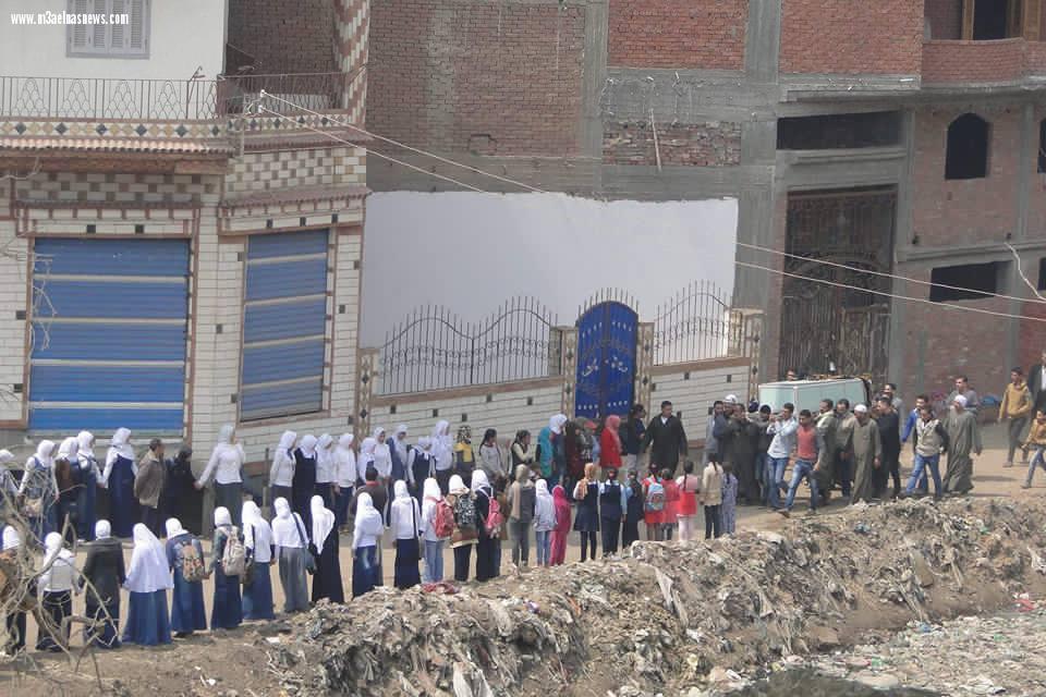 بالصور| طلاب مدرسة بالشرقية يشاركون في جنازة معلمهم ويصطفون لمسافة كيلو لوداعه