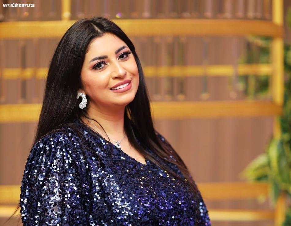 اول فنانه مصريه تنسج خيوط من الذهب علي كسوة الكعبه