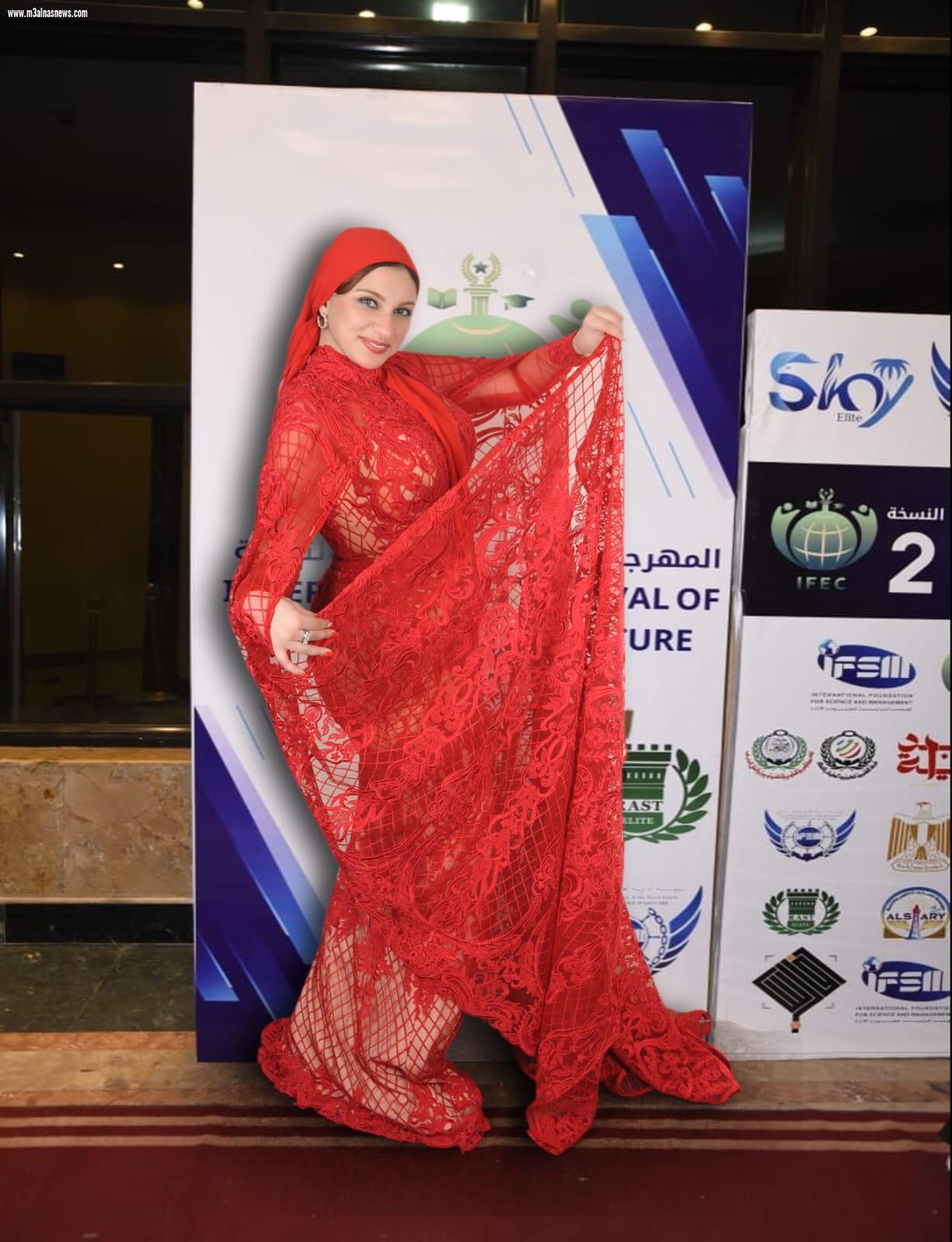 جيجي محمود تلمع في سماء الفن بفستان أحمر ساحر خلال تكريمها من المركز الثقافي الدولي