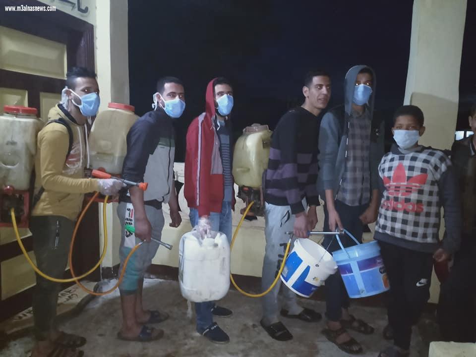 بالجهود الذاتية.. شباب قرية عمران بكفرالشيخ يشاركون فى تعقيم قريتهم