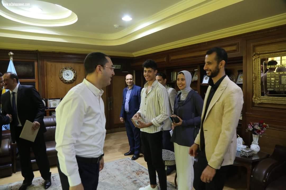 محافظ كفر الشيخ ونائبه يكرمان مدير مكتب المحافظ السابق ويهديانه درع وشهادة تقدير