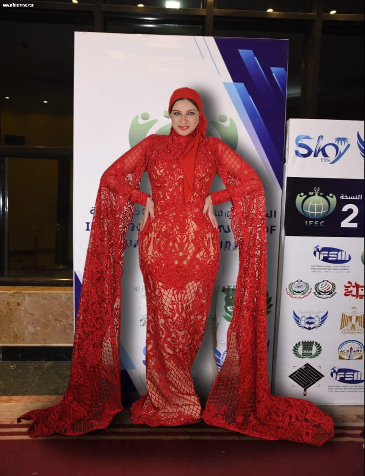 جيجي محمود تلمع في سماء الفن بفستان أحمر ساحر خلال تكريمها من المركز الثقافي الدولي