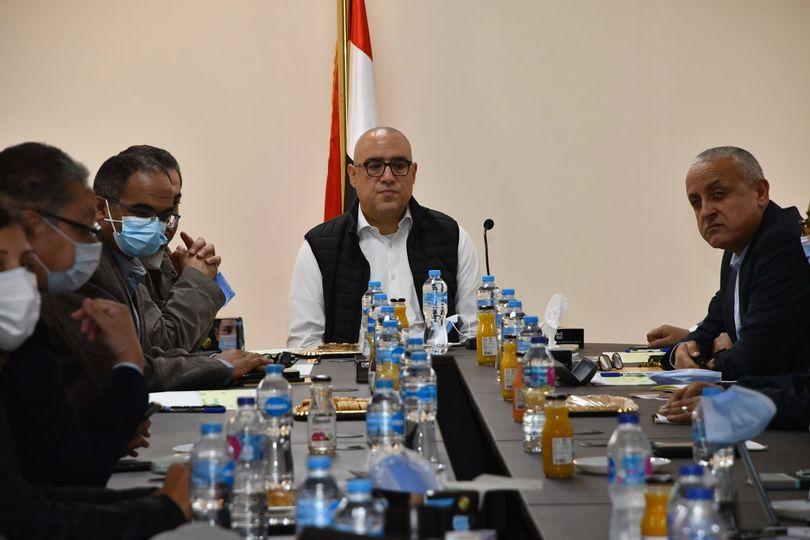 وزير الإسكان يتابع تنفيذ مشروعات المرحلة الأولى بالعاصمة الإدارية الجديدة