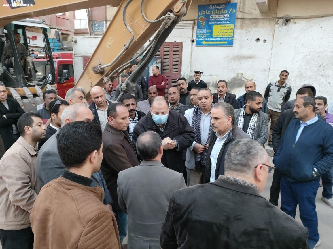  إنقاذ سيدة مسنة وفتاة وانتشال 3 جثث من أسفل عقار أسيوط