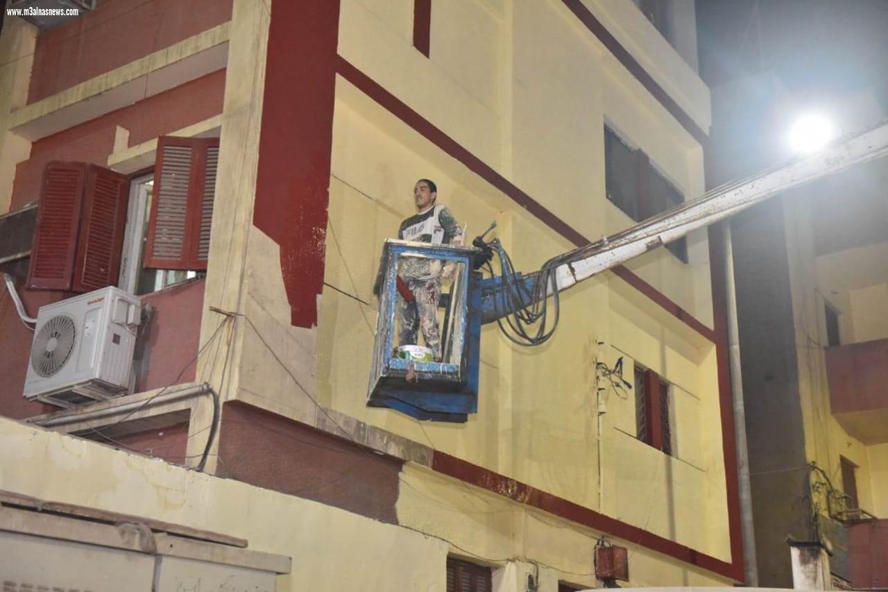 محافظ أسيوط يتفقد أعمال التجميل بسور مستشفى الإيمان والحميات بمشاركة طلاب التعليم الفني