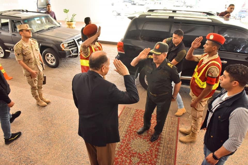 محافظ أسيوط يستقبل قائد المنطقة الجنوبية العسكرية للتهنئة بعيد الفطر المبارك