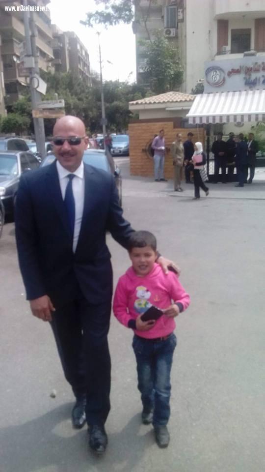 استجابة لما نشرناه| «إيمن عبدالله » مع طفل القلب فى رئاسة هيئة التأمين الصحي بالقاهرة 