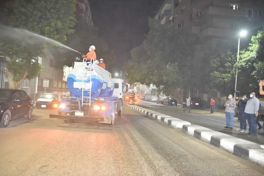 محافظ أسيوط يتابع أعمال التطهير والتعقيم الواقائي التي تتم بالمراكز والأحياء لمواجهه فيروس كورنا المستجد