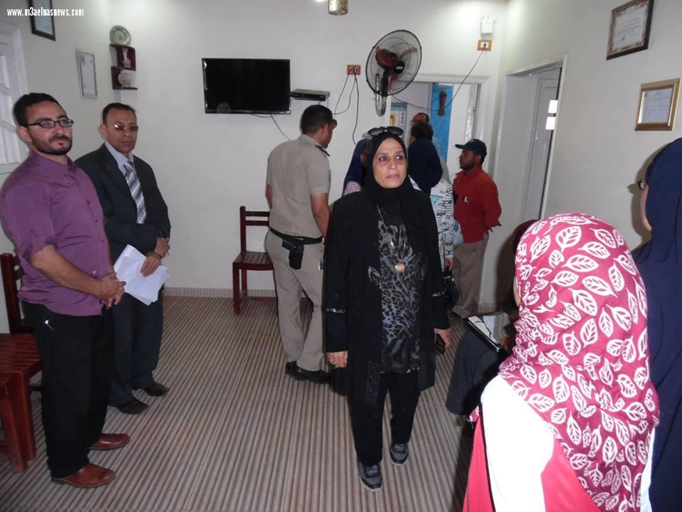 بالصور | رئيسة مدينة الحامول بكفر الشيخ تغلق مستشفى خاص و6 عيادات غير مرخصة