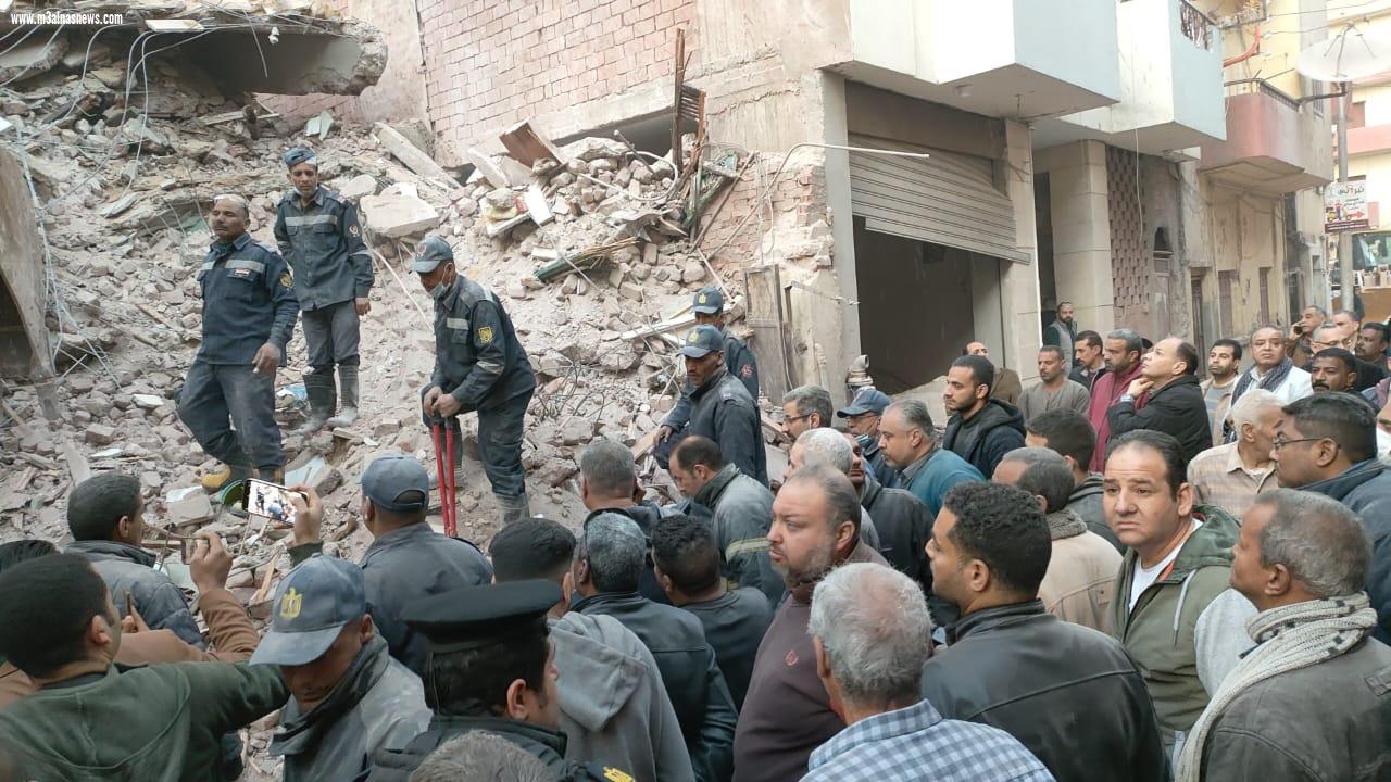  إنقاذ سيدة مسنة وفتاة وانتشال 3 جثث من أسفل عقار أسيوط