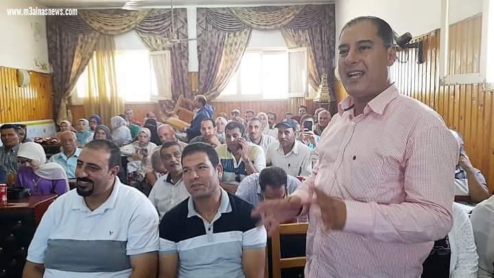 محافظ كفر الشيخ ونائبه يكرمان مدير مكتب المحافظ السابق ويهديانه درع وشهادة تقدير