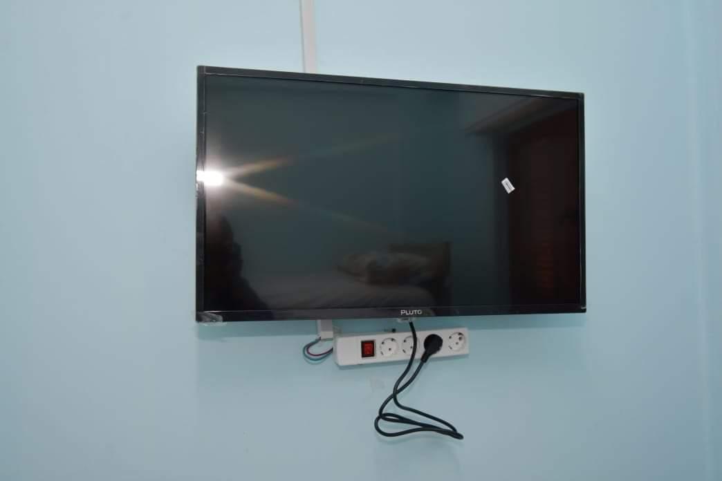 جامعة القاهرة توفر شاشات تليفزيون للعائدين من الخارج أثناء فترة عزلهم الاحتياطي