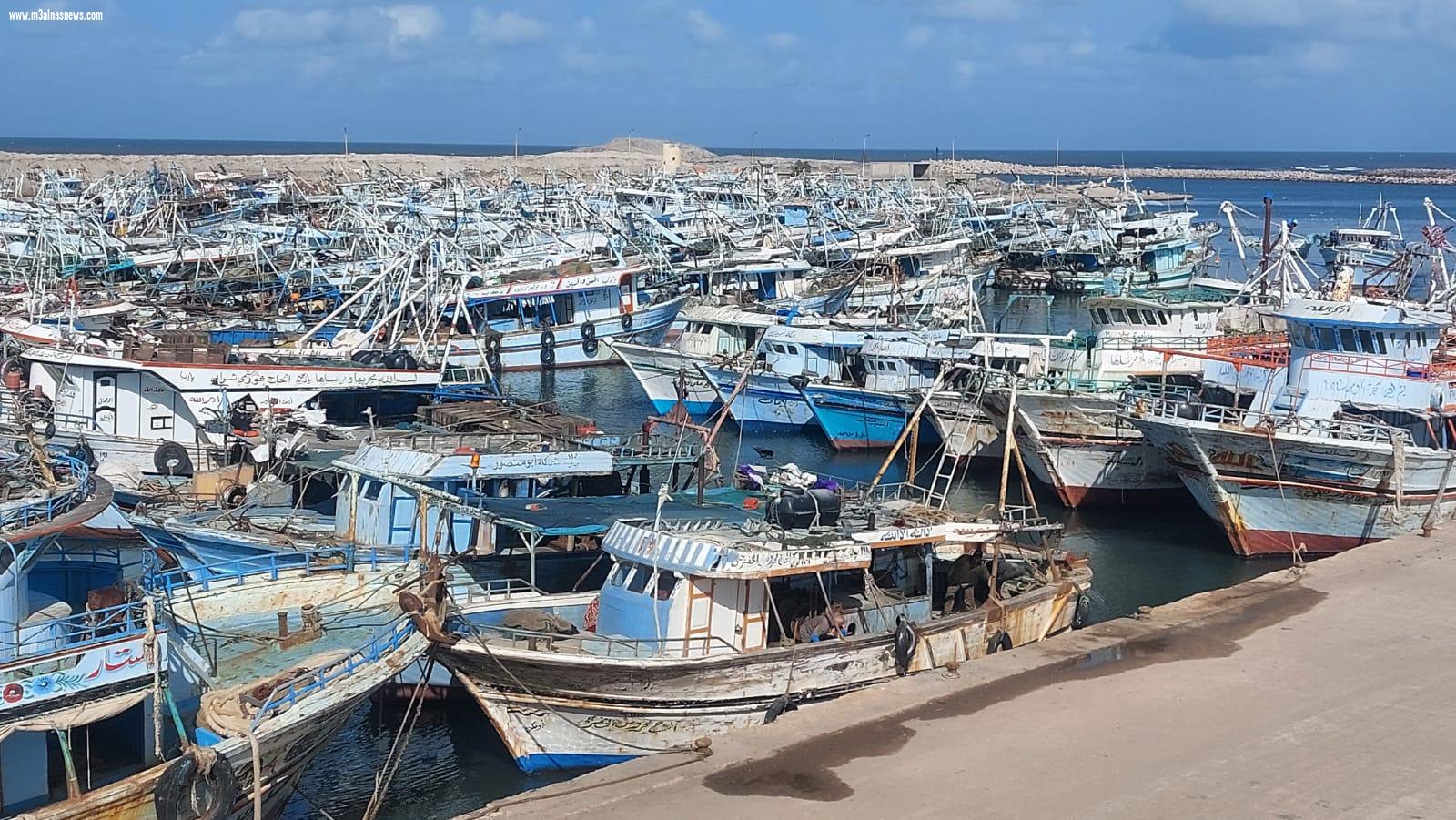 توقف حركة الصيد البحري والملاحة بميناء البرلس بكفر الشيخ