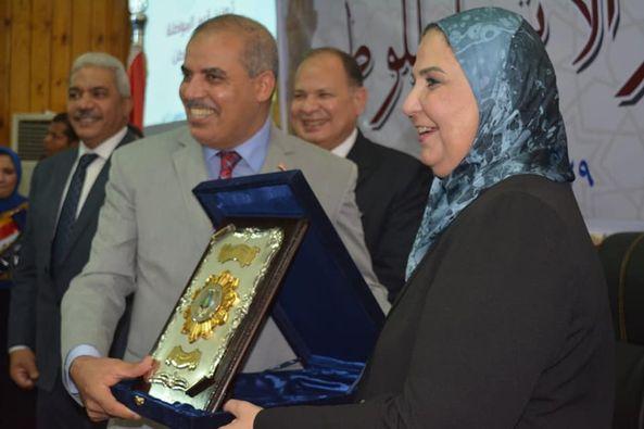 وزير التضامن الاجتماعي ومحافظ أسيوط ورئيس جامعة الأزهر في فعاليات اليوم الثقافي لتعيزيز قيم المواطنة والانتماء للوطن بفرع جامعة الأزهر بأسيوط