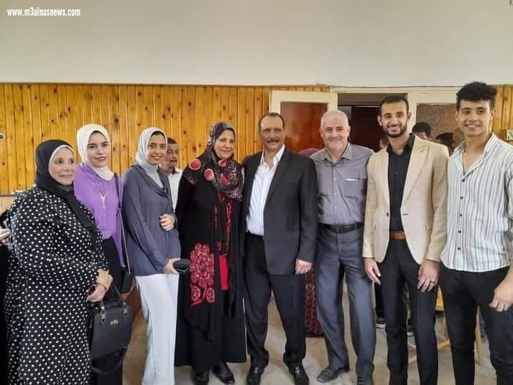 محافظ كفر الشيخ ونائبه يكرمان مدير مكتب المحافظ السابق ويهديانه درع وشهادة تقدير