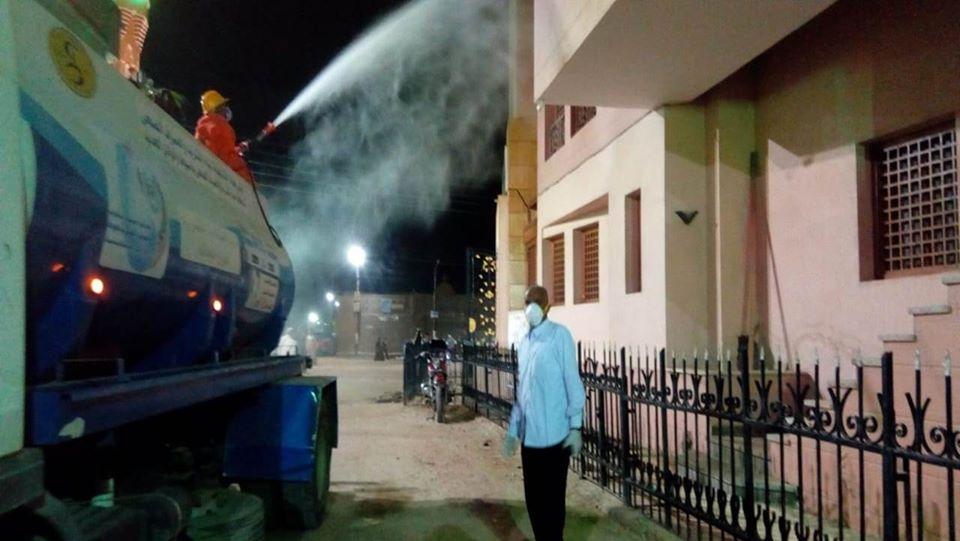 حملات رش وتطهير منشأت خدمية وأماكن حيوية بمراكز أسيوط للوقاية من فيروس كورونا المستجد